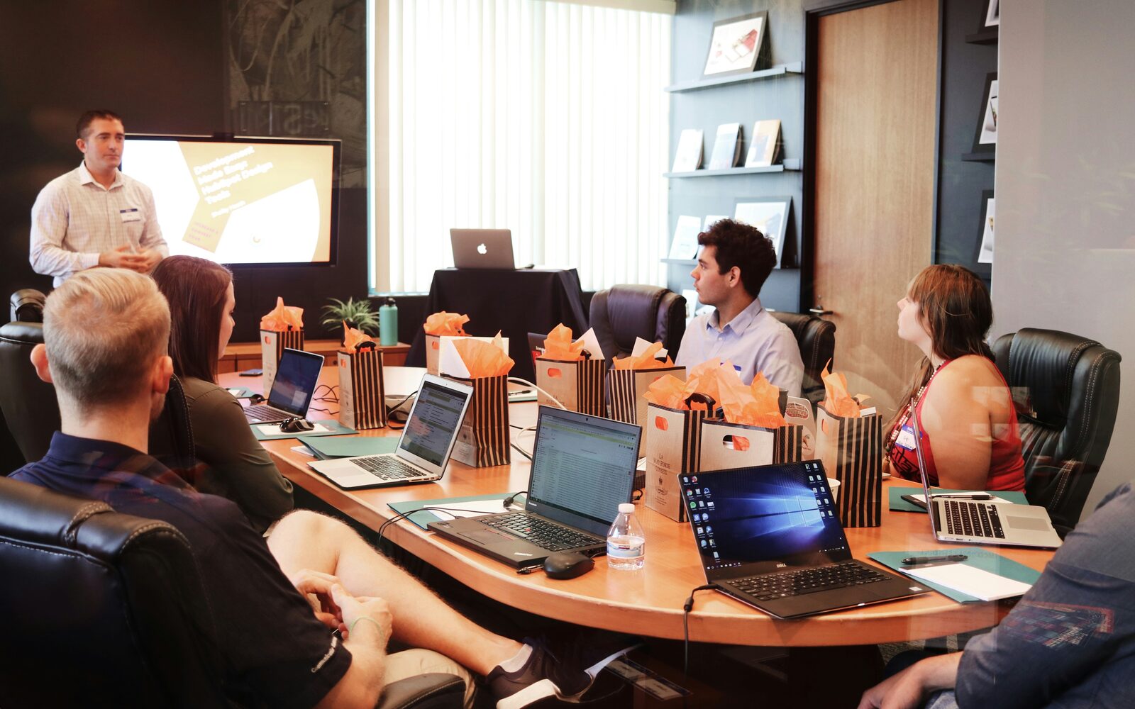 Moderne kontorarbejdsplads til digital marketing